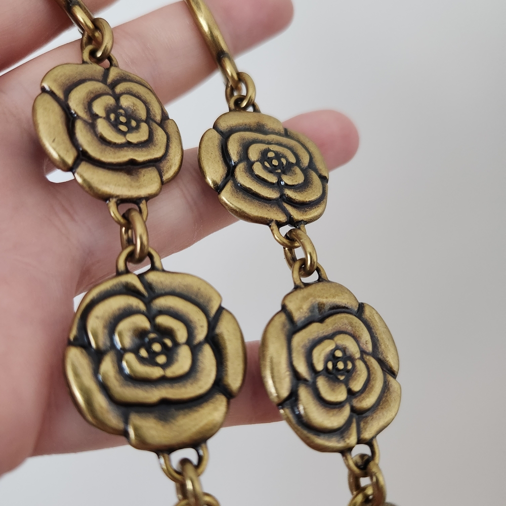 Gold Floral Keychain Accessory - Picture 2 of 6